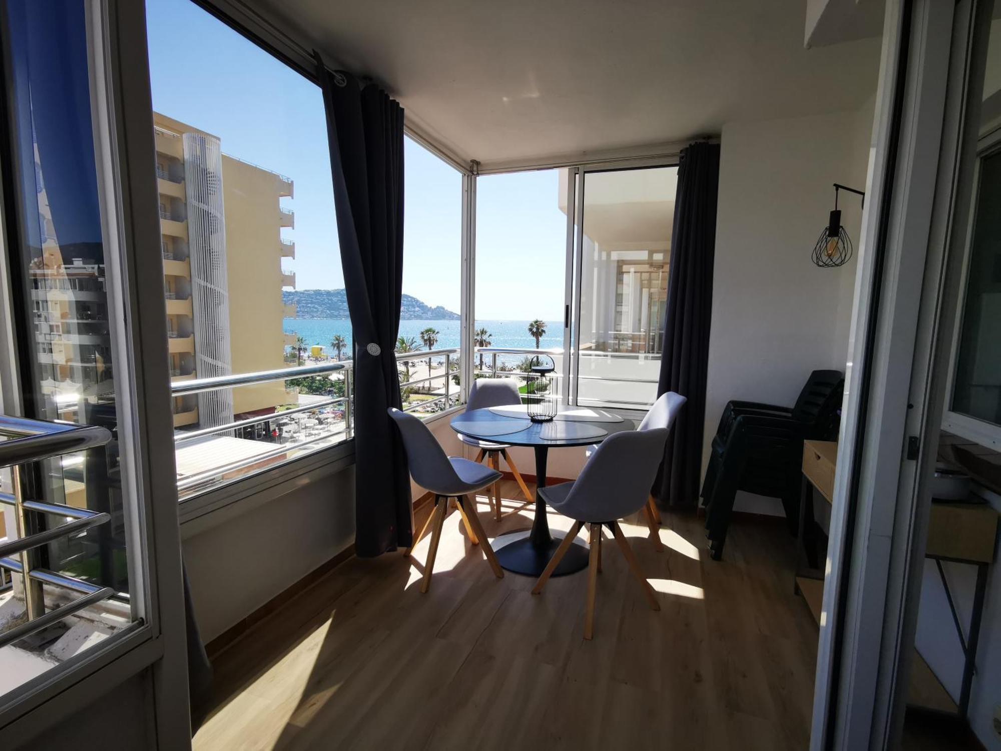Spacieux Appartement Rose Front Mer Et Piscine Росас Экстерьер фото